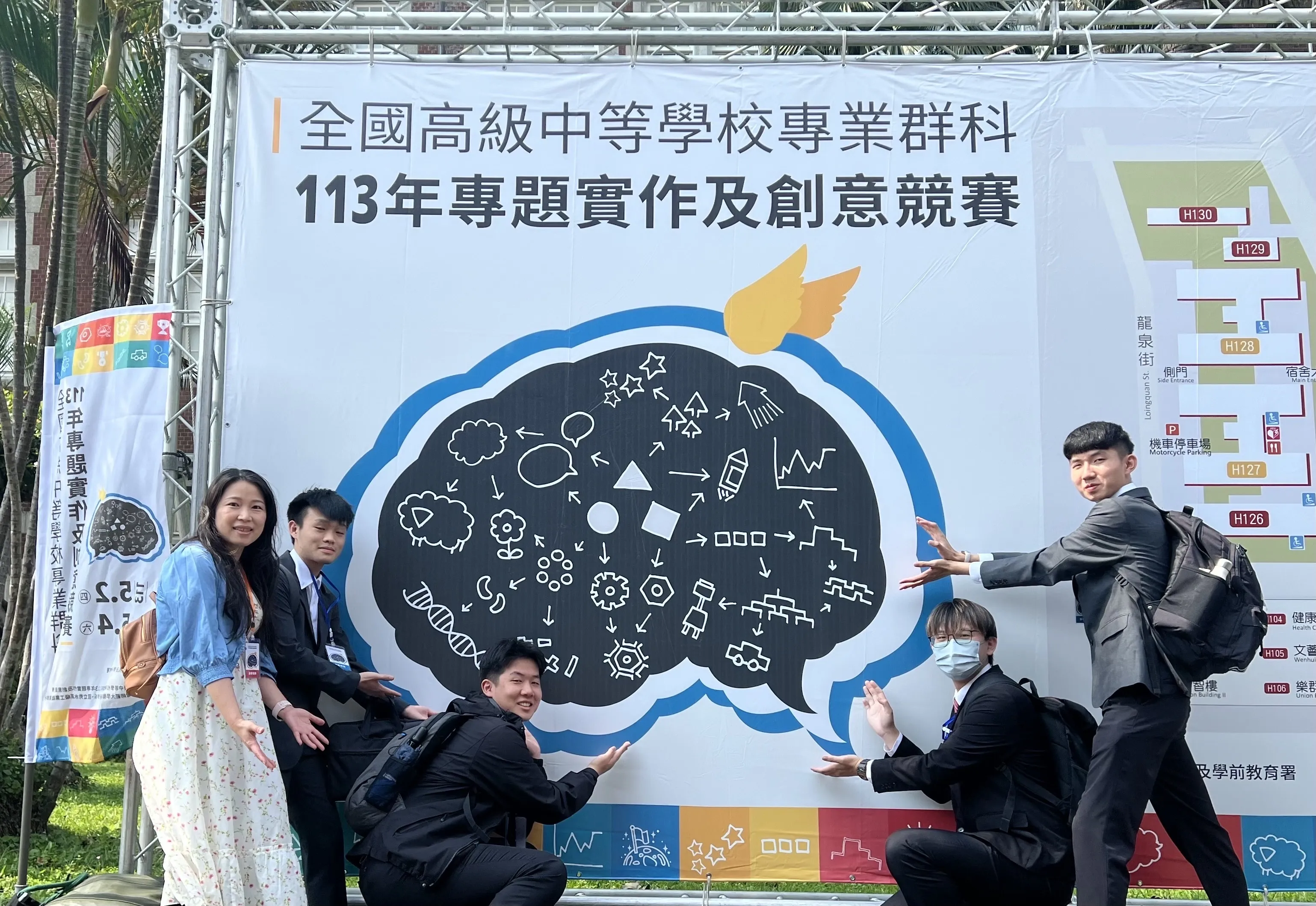 自駕車團隊在專題展的合照
