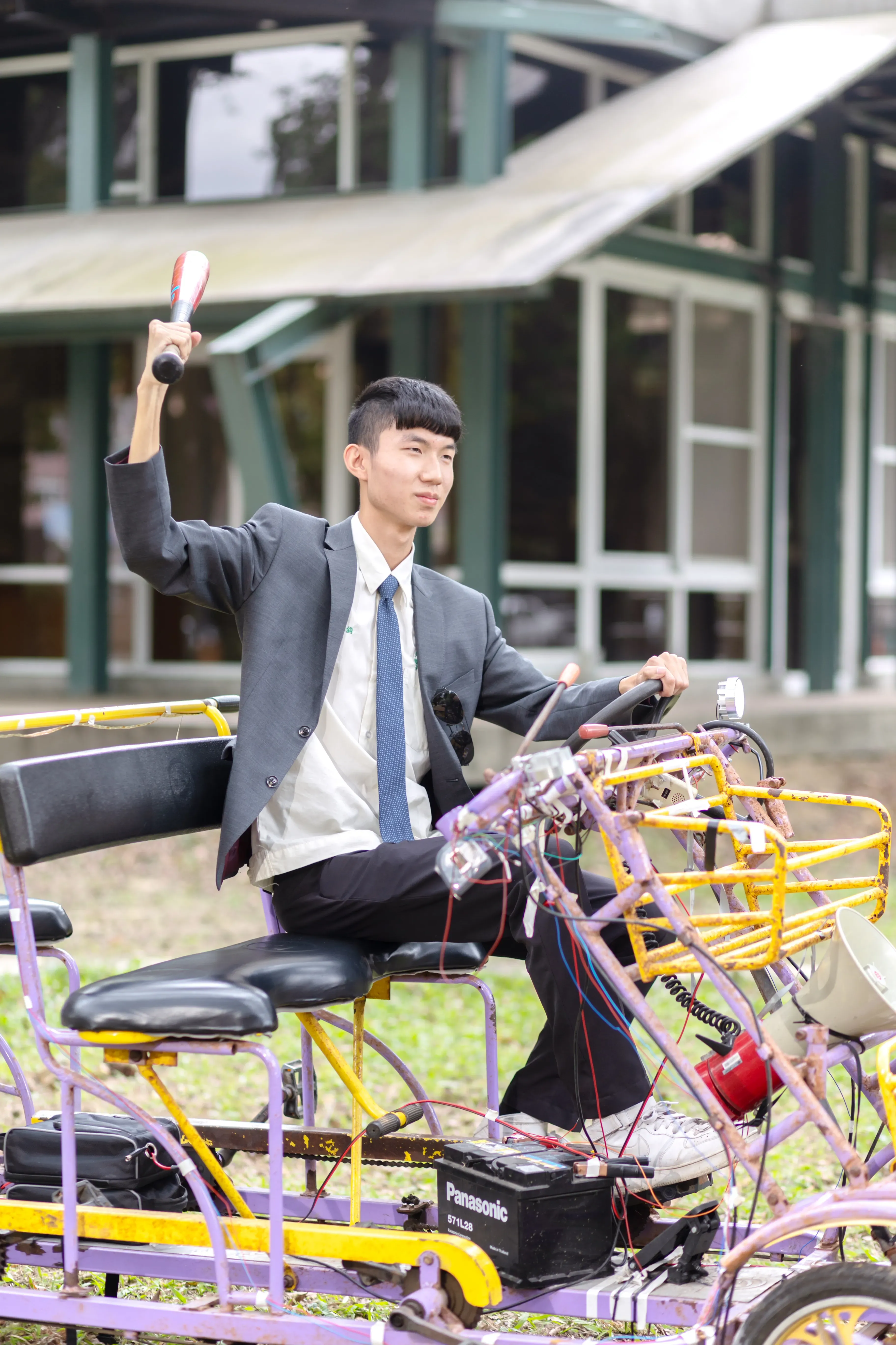 江祐鈞坐在自己做的自駕車上