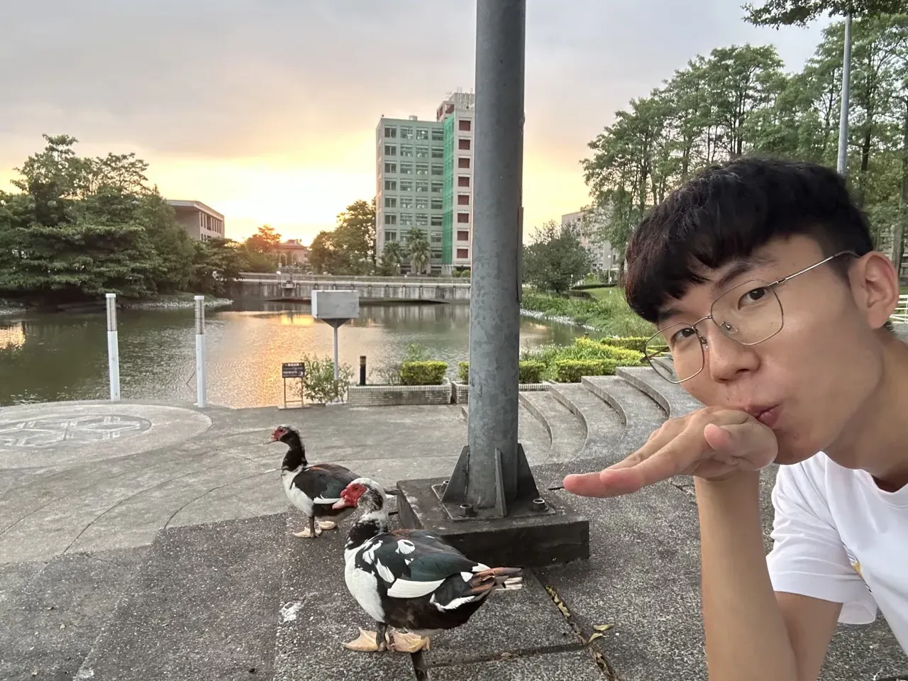江祐鈞和一隻小鴨的合照